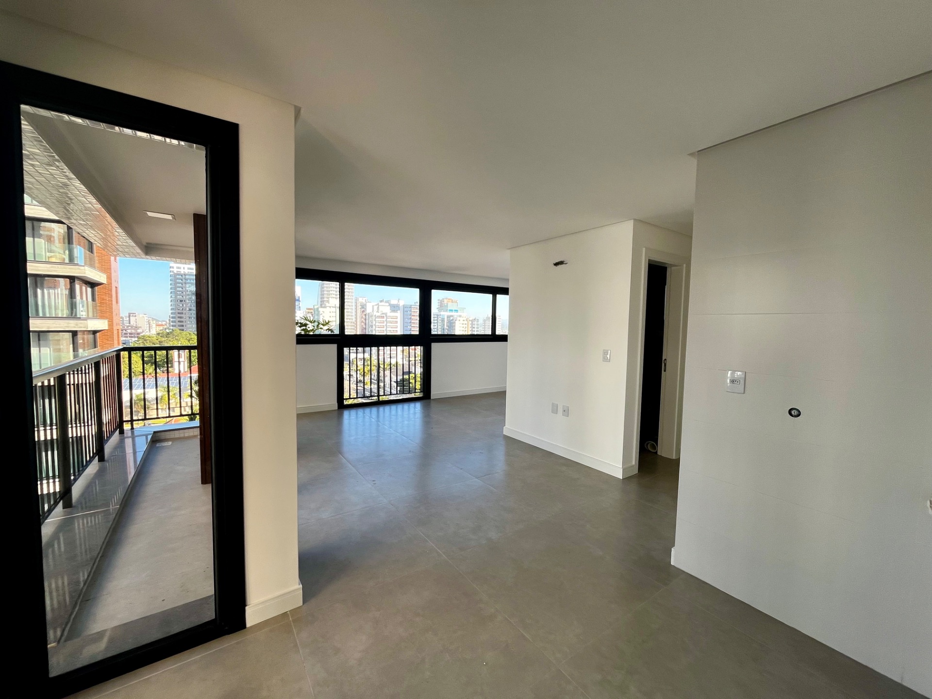 Apartamento 1 dorm com rooftop e piscina — Centro de Torres em Centro, Torres/RS