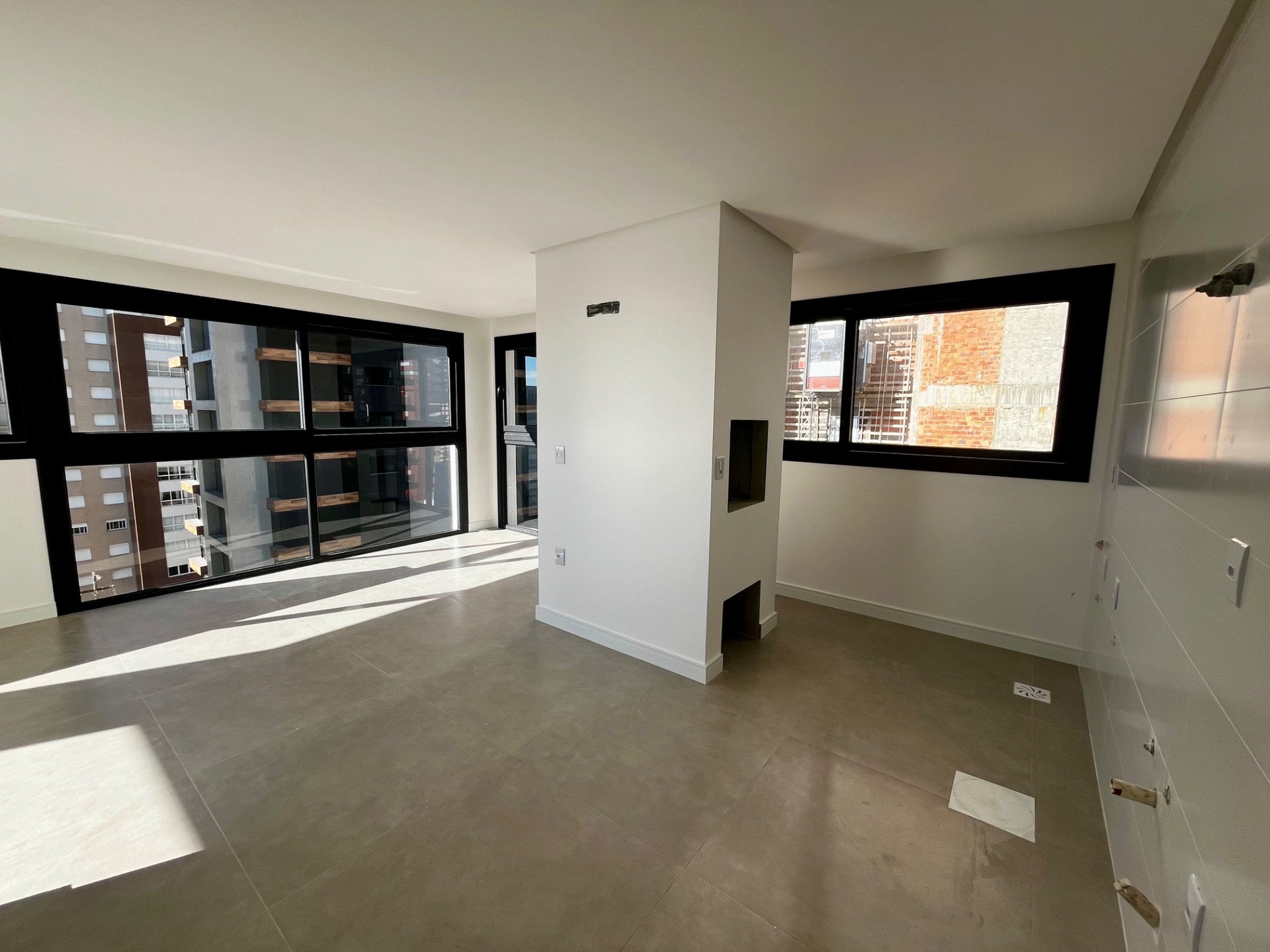 Apartamento 1 dorm com rooftop e piscina no Centro de Torres