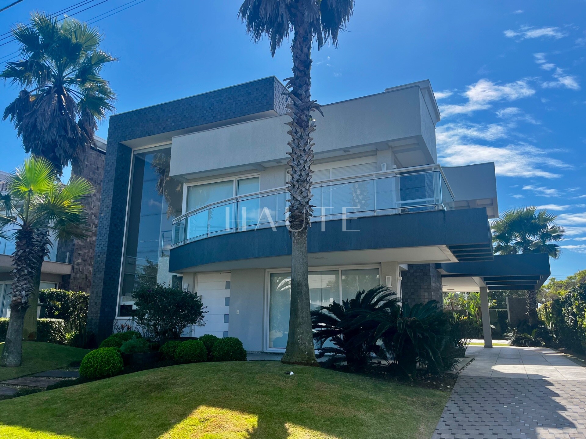 Casa em condomínio com 4 suítes e lazer completo no Ocean Side