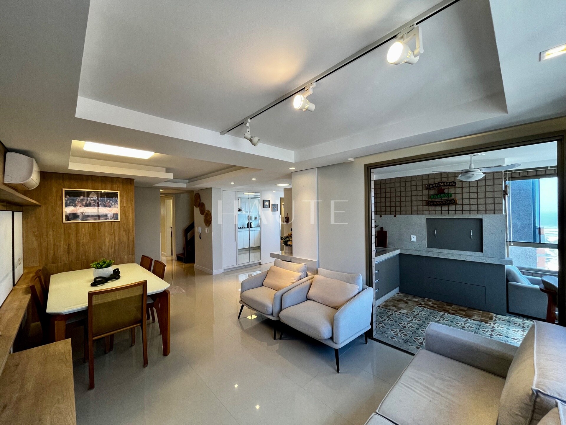 Duplex 3 dormitórios, 2 suítes, vista mar e 2 vagas no Mar de Flores