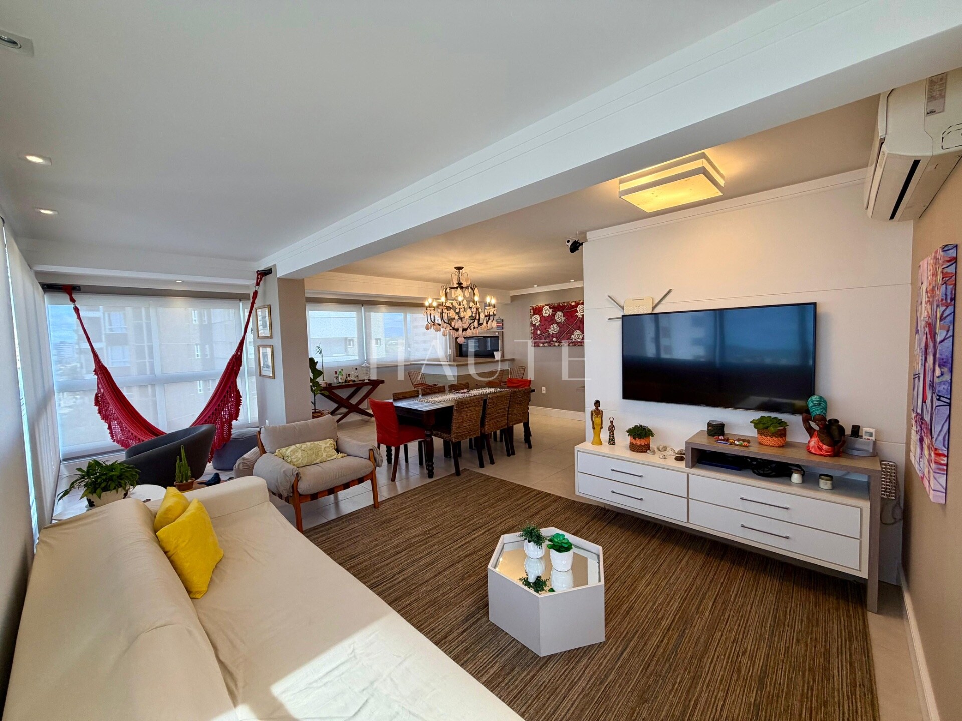 Apartamento 3 dormitórios com suíte e 2 vagas no Firenze