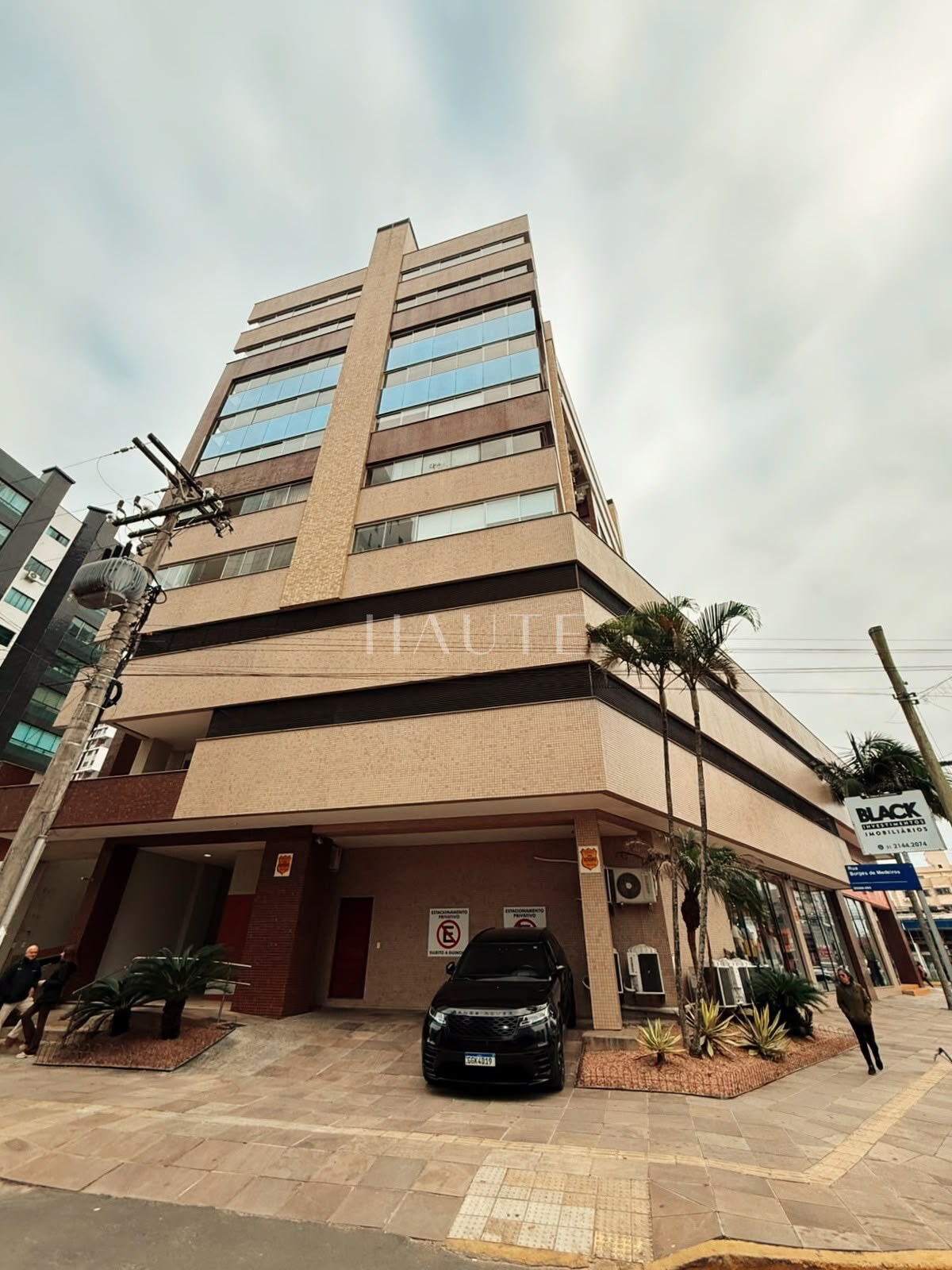 Apartamento de 2 dormitórios mobiliado com sacada gourmet em Centro, Torres/RS