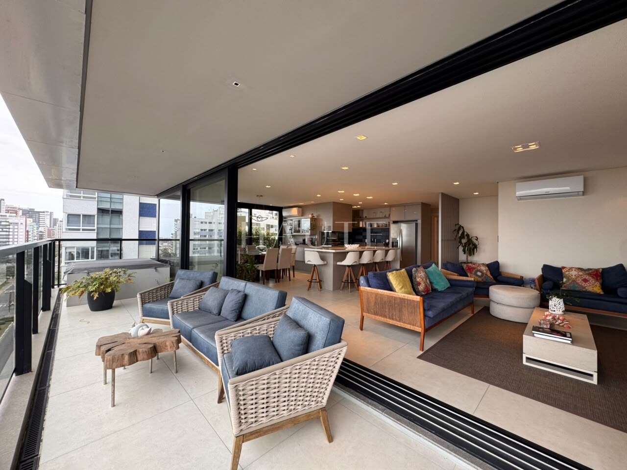 Furnished 4-Suite Apartment with Ocean View in Praia Grande, Torres/RS