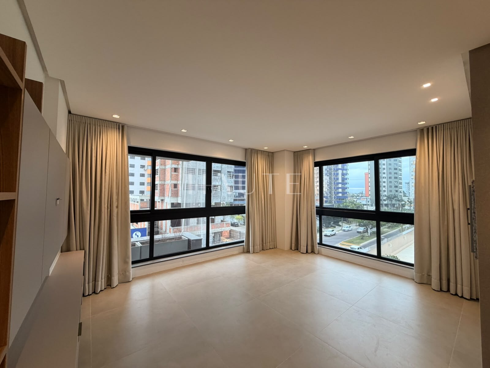 Apartamento de 2 dormitórios, 2 suítes e piscina